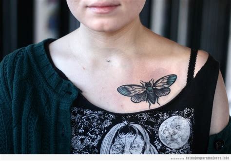 tatuajes entre los senos mujer|Tatuajes para mujeres en el PECHO: 30 diseños ATREVIDOS y。